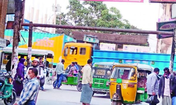 মিরসরাইয়ে রাস্তায় গাড়ি পার্কিং যানজটে বাড়ছে দুর্ঘটনা