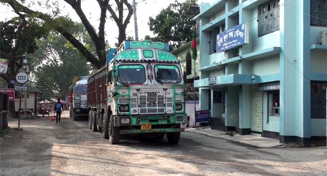 টানা ৩ দিন বন্ধের পর হিলি স্থলবন্দরে আমদানি-রফতানি শুরু