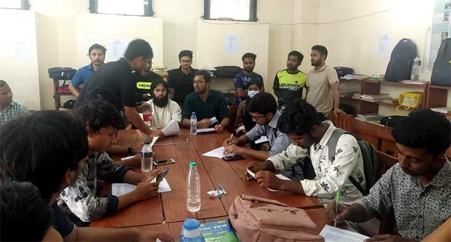 প্রাথমিক শিক্ষক নিয়োগ পরীক্ষা ঢাকায় নেয়ার দাবি