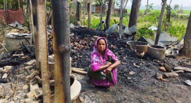 ঘর হারিয়ে নিঃস্ব স্বামীহারা মাজেদা
