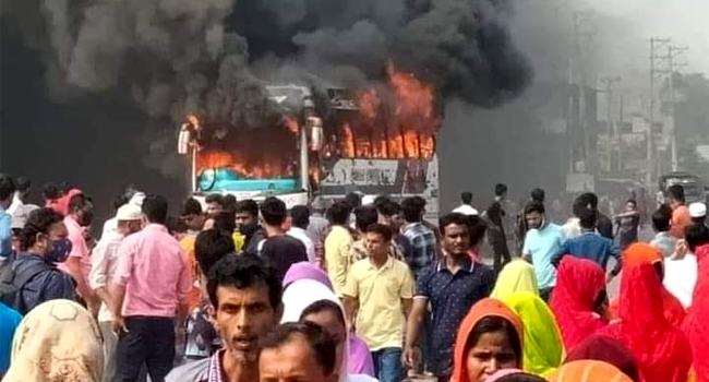 গাজীপুরে শ্রমিক নিহতের গুজবে মহাসড়ক অবরোধ, বাসে আগুন