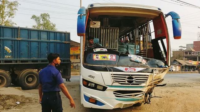 শিবপুরে বাস–মাইক্রোবাসের মুখোমুখি সংঘর্ষে একজন নিহত