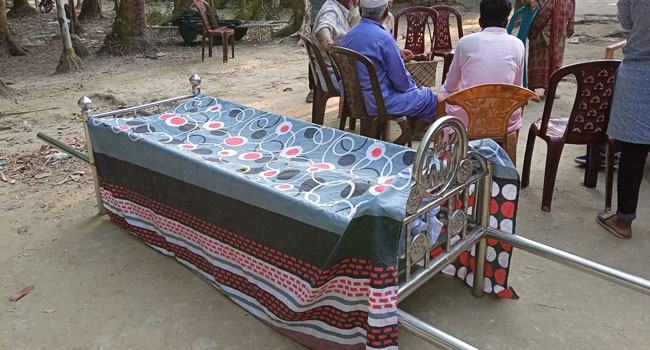 সম্পত্তির জন্য বাবার লাশ দাফনে বাধা
