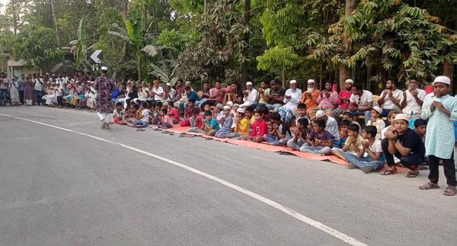 মুন্সীগঞ্জে দুর্ঘটনা প্রবণ রাস্তায় দোয়ার আয়োজন