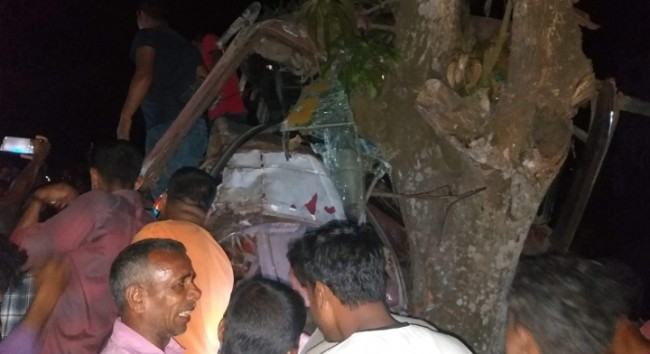 মহাদেবপুরে বাস-ট্রাক সংঘর্ষে নিহত ৫