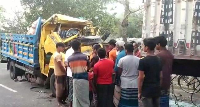 দাঁড়িয়ে থাকা কাভার্ডভ্যানকে ট্রাকের ধাক্কা, নিহত ২