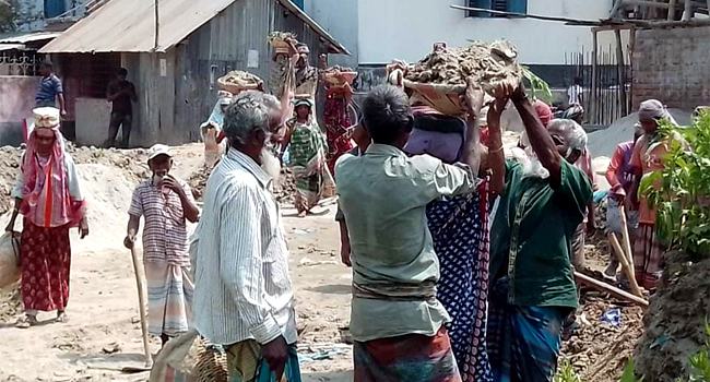 একমাস ধরে মজুরি না পাওয়ায় ঘোর বিপদে অতিদরিদ্র শ্রমিকরা