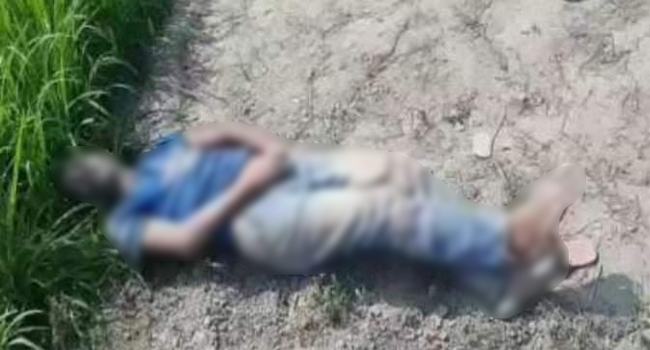 মান্দায় ধানক্ষেতের আইলে পড়ে থাকা তরুণের লাশ উদ্ধার