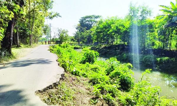 মিরসরাইয়ে অপরিকল্পিত খাল খনন : সড়কে ধস