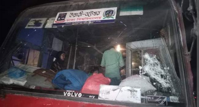 ঢাবির বাসে দূর্বৃত্তের হামলায় ৮ শিক্ষার্থী আহত