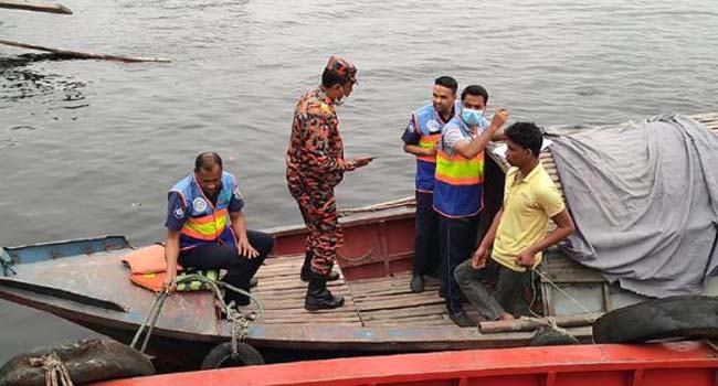 ধলেশ্বরীতে লঞ্চের ধাক্কায় বাল্কহেড ডুবি, নিখোঁজ ২