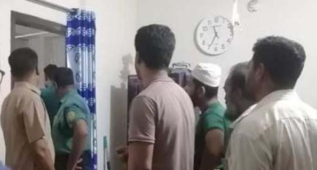 দরজা খোলা দেখে রক্তমাখা শিশুটি পাশের বাড়িতে ছুটে যায় : পুলিশ