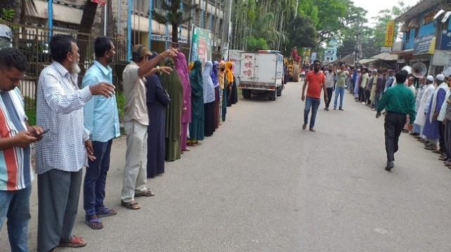 নোয়াখালীতে এসআই’র বিরুদ্ধে লাশ নিয়ে বিক্ষোভ