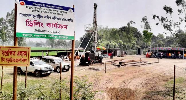 দিনাজপুরে লোহার খনির সম্ভাব্যতা যাচাইয়ে কূপ খনন শুরু
