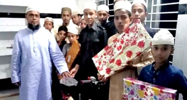 টানা ৪১ দিন জামাতে নামাজ পড়ে পুরস্কার পেলো ১২ শিশু