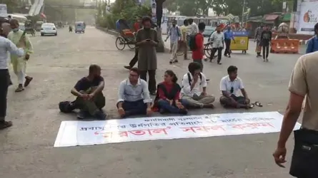 হরতালের সমর্থনে প্রগতিশীল ছাত্রজোটের শাহবাগ অবরোধ