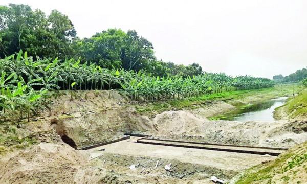 আধা কিলোমিটারের মধ্যে রাস্তা ছাড়া তৃতীয় সেতু