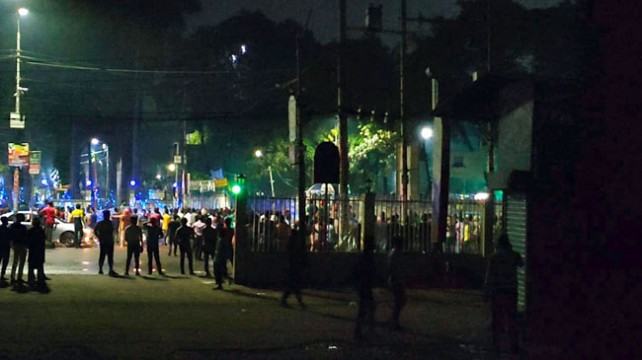 ঢাকা কলেজের সামনে সংঘর্ষ, ককটেল বিস্ফোরণ