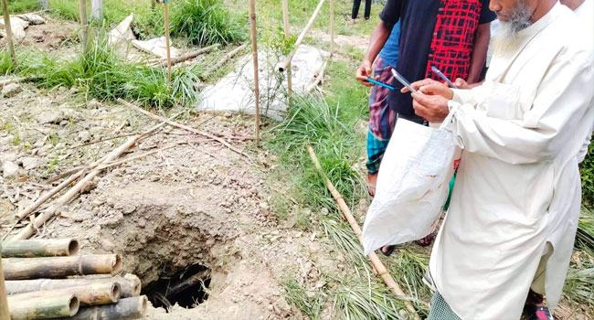 মানিকগঞ্জে কবর খুঁড়ে ৯ লাশ চুরি