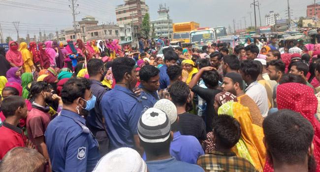 ফতুল্লায় গার্মেন্টস শ্রমিকদের সড়ক অবরোধ : পুলিশের লাঠিচার্জ, টিয়ারশেল নিক্ষেপ