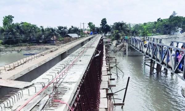 নোয়াখালীতে বালুবাহী বলগেটের ধাক্কায় ভেঙে পড়েছে নির্মাণাধীন ব্রিজ