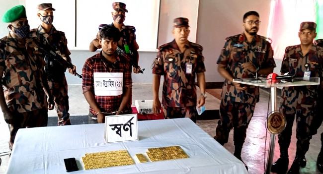 ভারতে পাচারকালে সীমান্তে ৯৯ সোনার বারসহ চোরাকারবারি আটক
