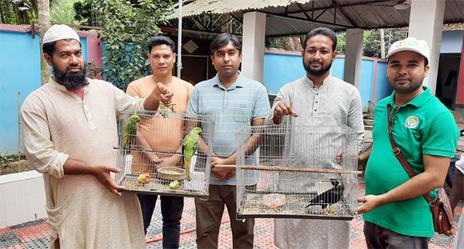 সিংড়ায় বন্দিত্ব ভেঙে মুক্ত আকাশে উড়লো ময়না-টিয়া