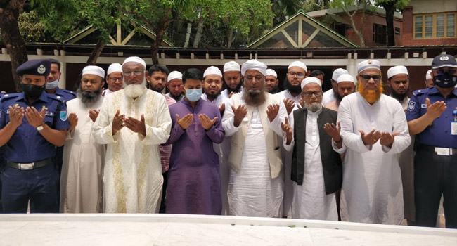টুঙ্গিপাড়ায় বঙ্গবন্ধুর সমাধিতে বায়তুল মোকাররমের নবনিযুক্ত খতিবের শ্রদ্ধা