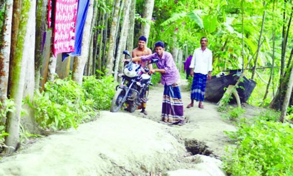 কাউখালীতে যুগ যুগ ধরে কাঁচা সড়কে সীমাহীন দুর্ভোগ