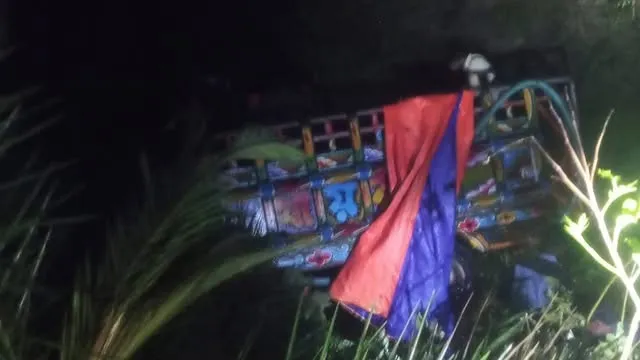 রাণীনগরে ভটভটি উল্টে কিশোর নিহত, আহত ৮