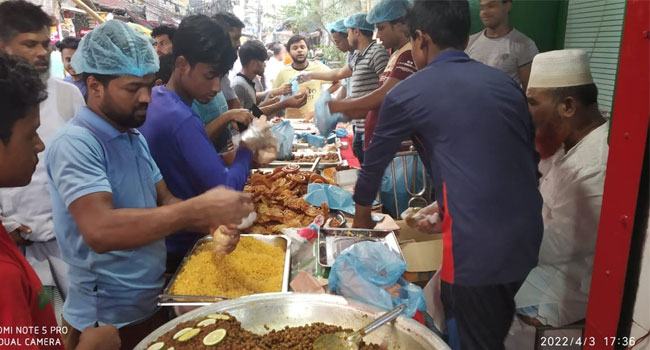 রাজধানীর অলি-গলিতে বাহারি ইফতারের দোকান