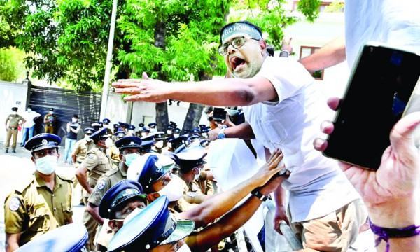 শ্রীলঙ্কায় কারফিউ ভেঙে বিক্ষোভ প্রেসিডেন্টের পদত্যাগ দাবি