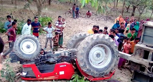 জীবননগরে নিয়ন্ত্রণ হারিয়ে ট্রাক্টর উল্টে খাদে, হেলপার নিহত
