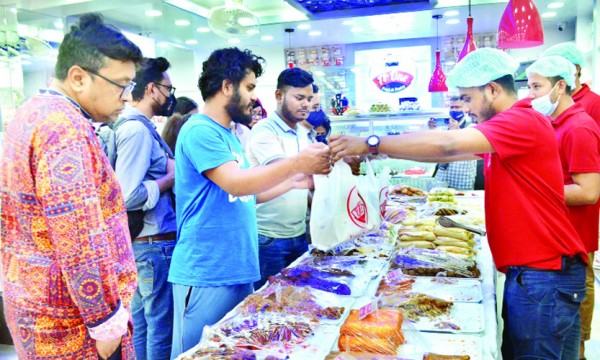 বেইলি রোডে বাহারি ইফতার