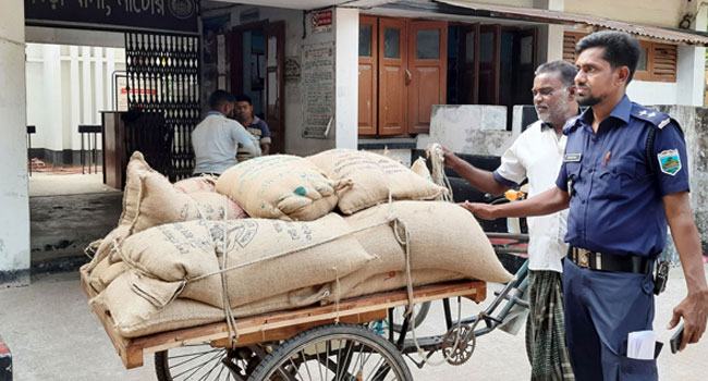 সিংড়ায় ১০ টাকা কেজির ৪৯ বস্তা সরকারি চাউল উদ্ধার