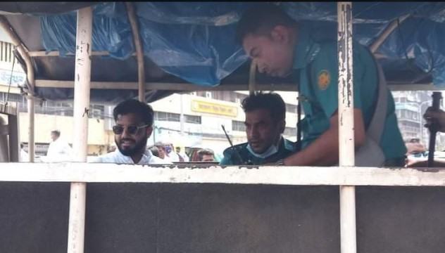 দ্রব্যমূল্যের উর্ধ্বগতির প্রতিবাদে লিফলেট বিতরণকালে ইঞ্জিনিয়ার ইশরাক গ্রেফতার