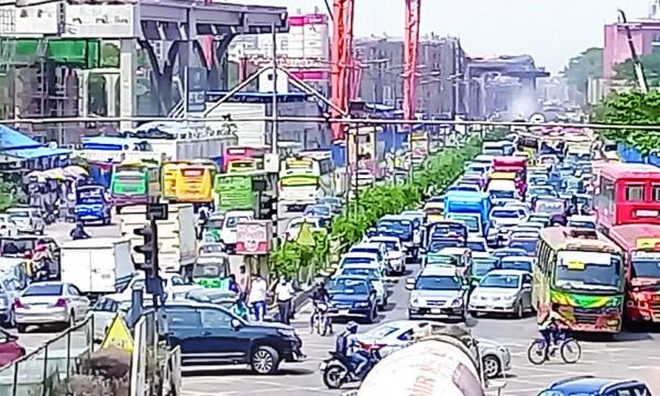 মহাসড়কের যানজট ছড়িয়ে পড়ছে বনানী আবাসিক এলাকায়