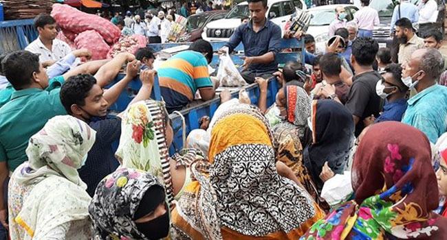 কিশোরঞ্জে ট্রাক আটকে টিসিবির পণ্য লুট