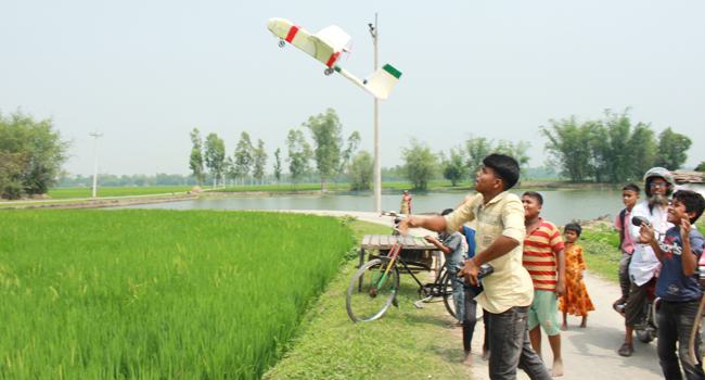 আকাশে উড়ছে ফুলবাড়ীর ছেলে সবুজের স্বপ্ন
