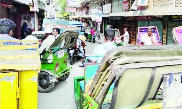 মিরসরাইয়ে ব্যাটারি রিকশার দৌরাত্ম্যে সীমাহীন যানজট