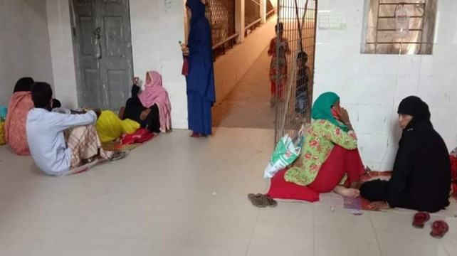 বরগুনায় ডায়রিয়ার প্রকোপ, মেঝেতে চিকিৎসা নিচ্ছেন রোগীরা