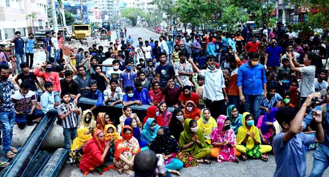 সাভারে বকেয়া বেতনের দাবিতে কর্মবিরতি-বিক্ষোভ