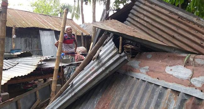 পাঁচ মিনিটের ঝড়ে লণ্ডভণ্ড দুই গ্রাম