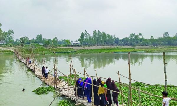 একটি সেতুর অভাবে ঝুঁকি নিয়ে পারাপার ৪০ হাজার মানুষের