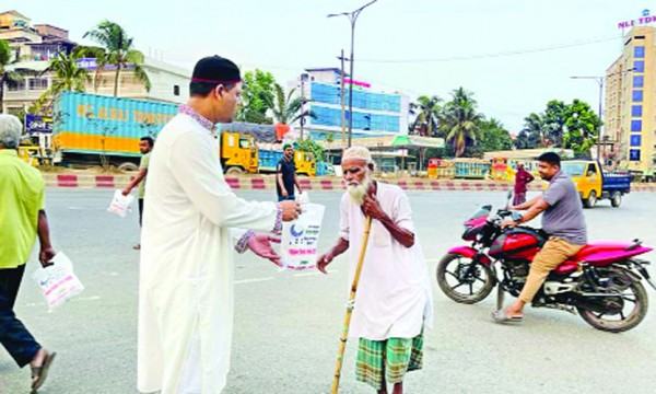 মহিপালে প্রতিদিন ইফতারি হাতে ফেনীর মেয়র