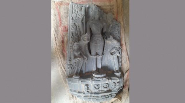 মান্দায় দেড় কোটি টাকা মূল্যের বিষ্ণুমূর্তি উদ্ধার, আটক ৪