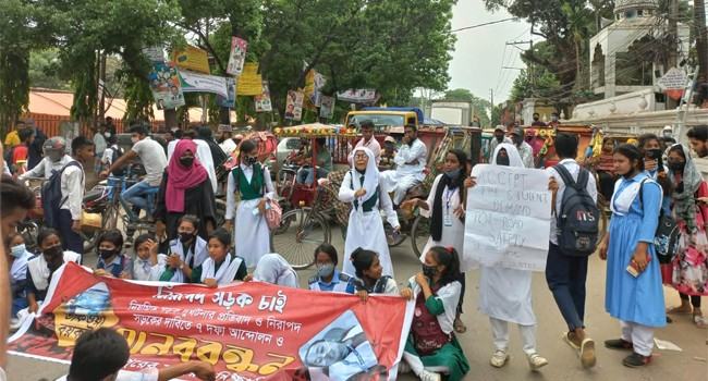 গাজীপুরে ৭ দফা দাবিতে শিক্ষার্থীদের সড়ক অবরোধ