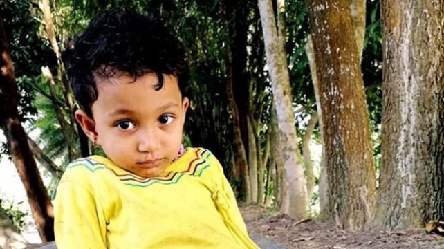 সন্ত্রাসীদের গুলিতে বাবার কোলে থাকা মেয়ে নিহত