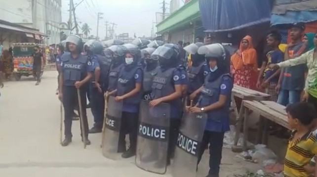 বেতন পরিশোধের দাবিতে পোশাক কারখানায় শ্রমিকদের ভাংচুর