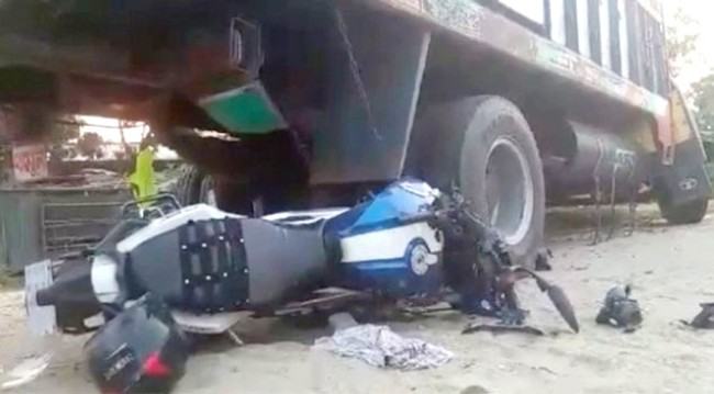 রাজধানীতে কাভার্ডভ্যানের ধাক্কায় প্রাণ গেল ৩ জনের